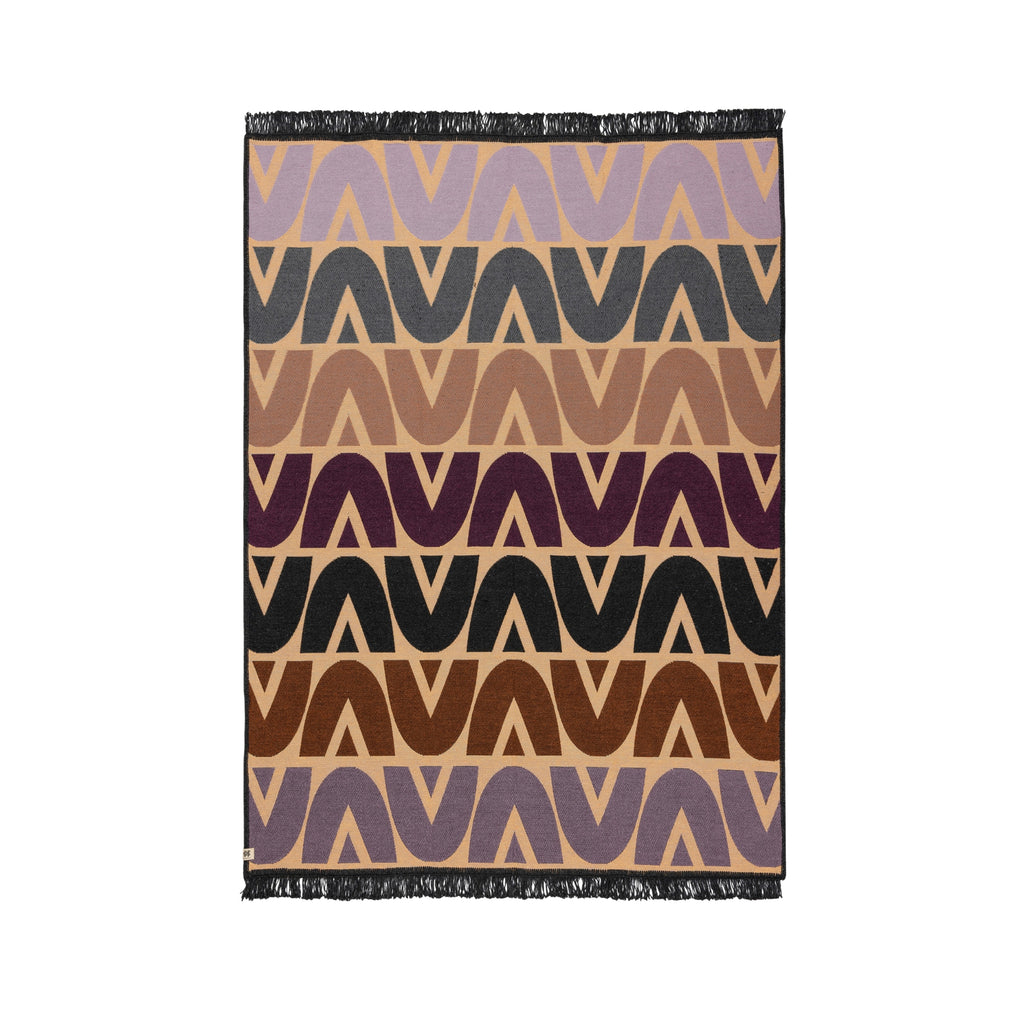 Geometrik desenli, renkli halı kilim