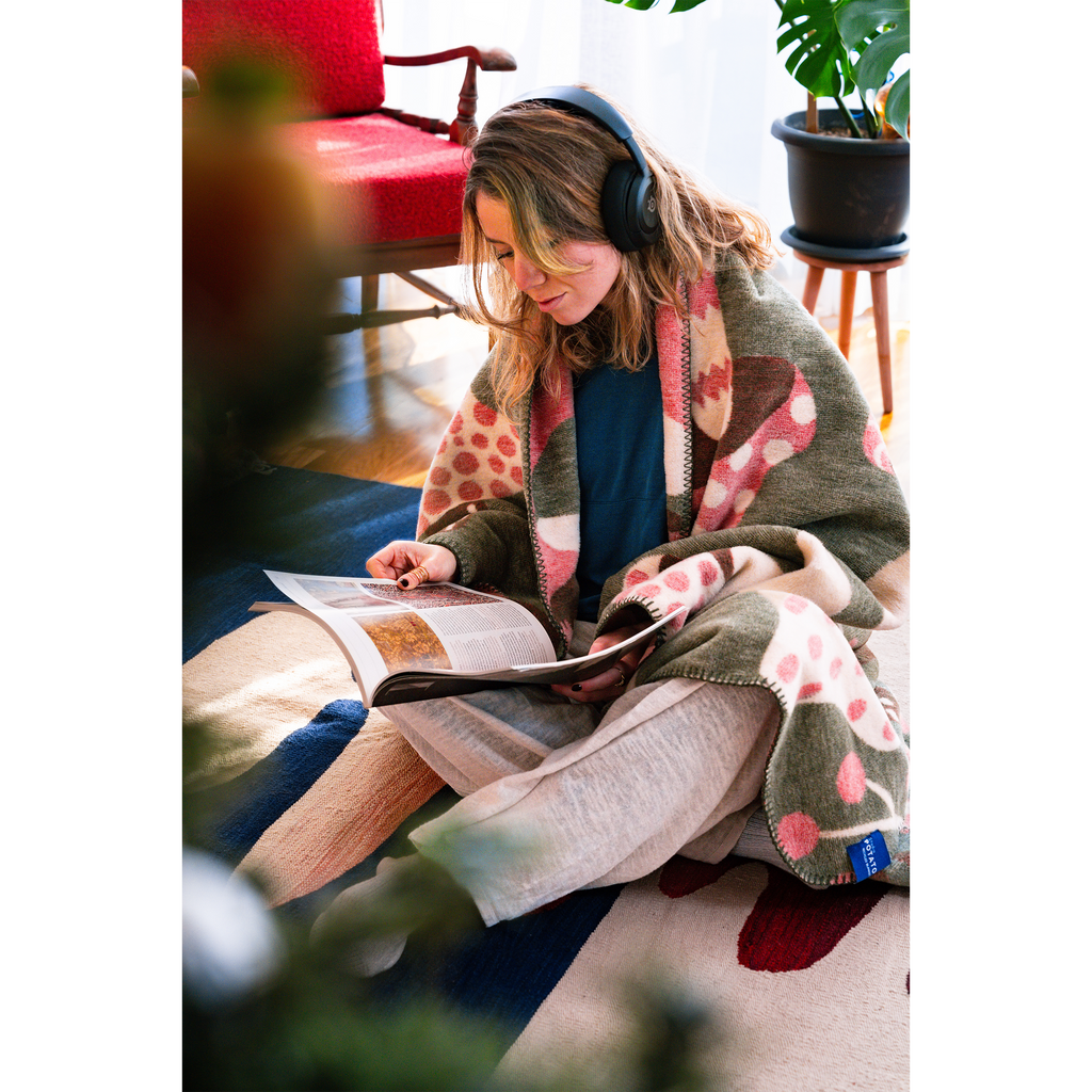 Chasing Rabbits Battaniye